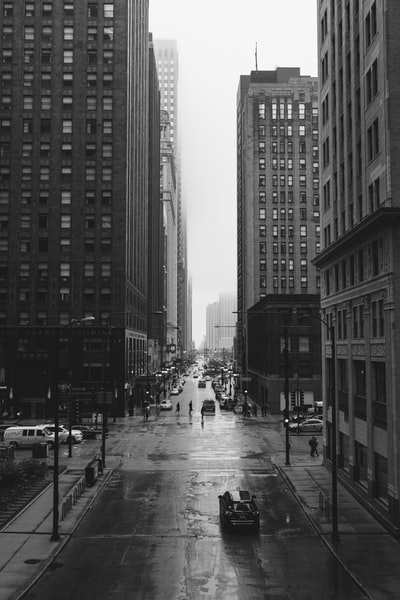 城市街道的灰度照片